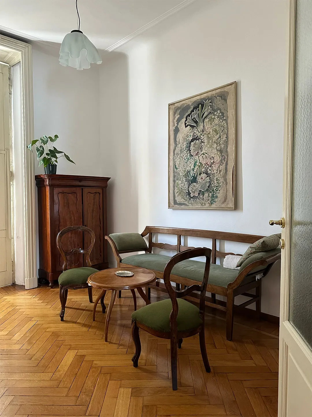 I decorated the living room of my Porta Vittoria apartment in all vintage; even the painting is by Lartigue.