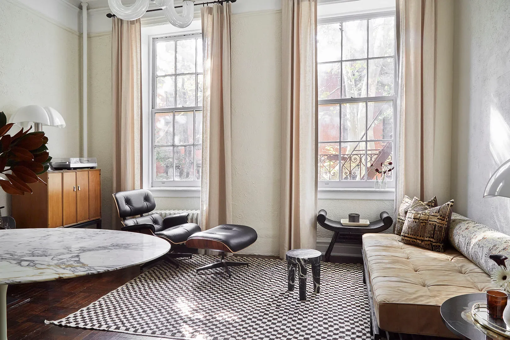 Rug,Relic Home; Slipper Satin Paint,Farrow & Ball; Chandelier by Also Nason,1stDibs; Curtains,Everhem.
