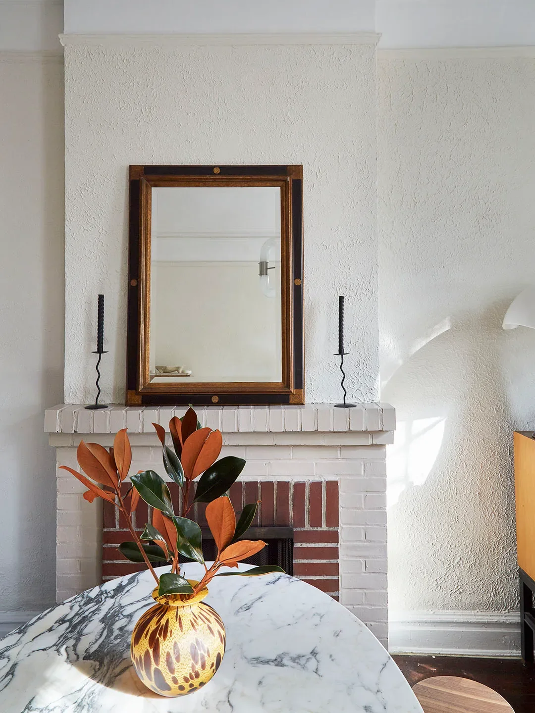 Fireplace with mirror on mantle