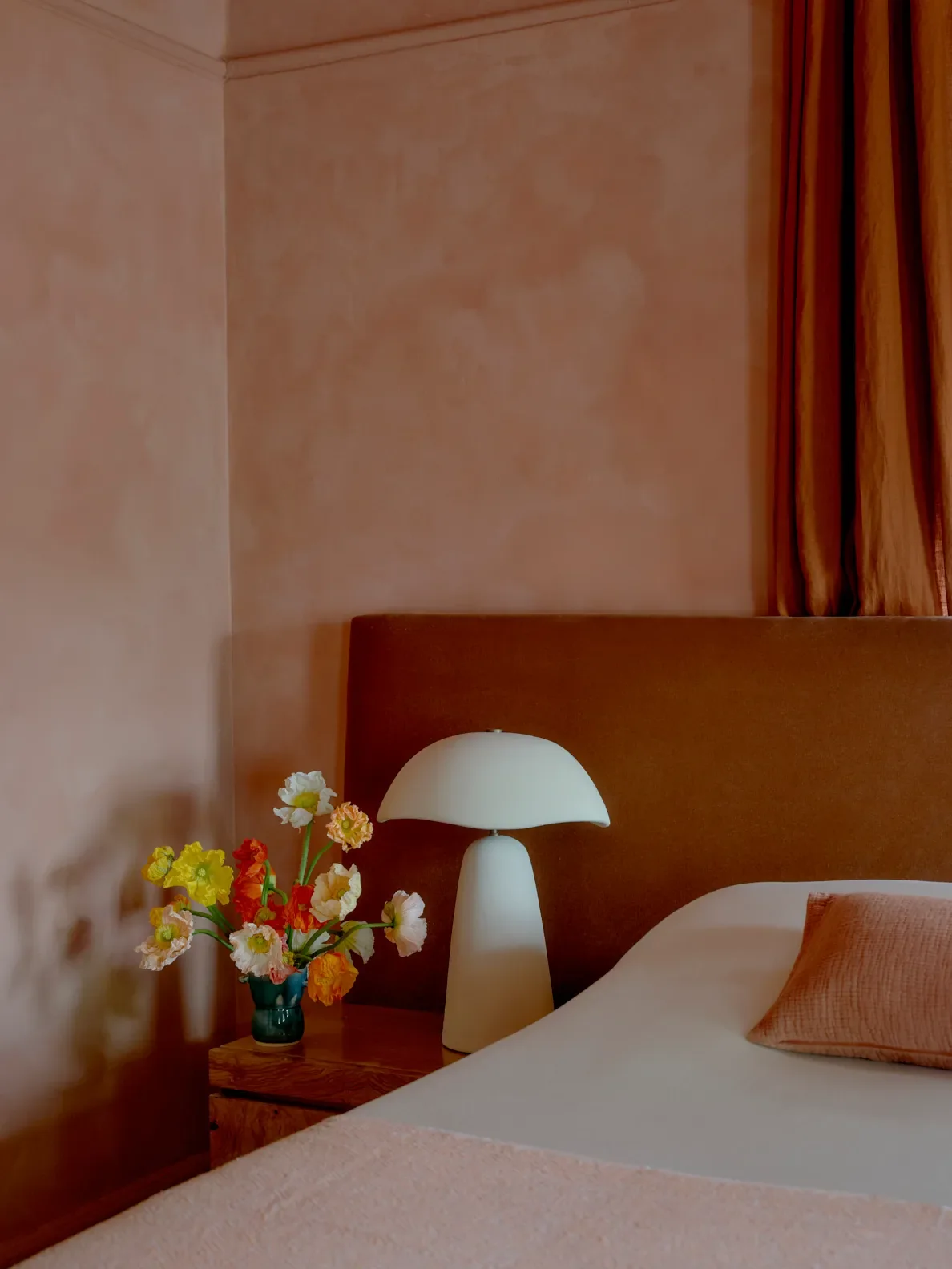 I didn’t necessarily want the windows to be my viewpoint waking up, and I like to have the foot of the bed toward the door, so it ended up working out to place it here. | Vase,Meltz.